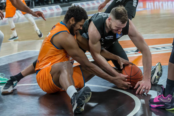 两人展现出 两人展现出